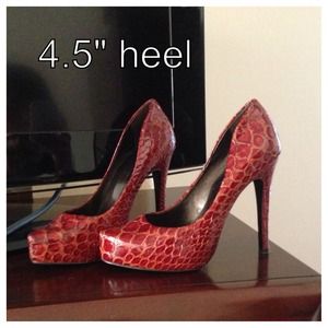 Jessica Simpson pumps