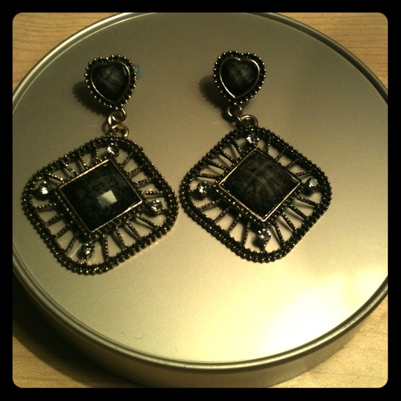 ✨✨REDUCED✨✨Black stone square earrings w/heart