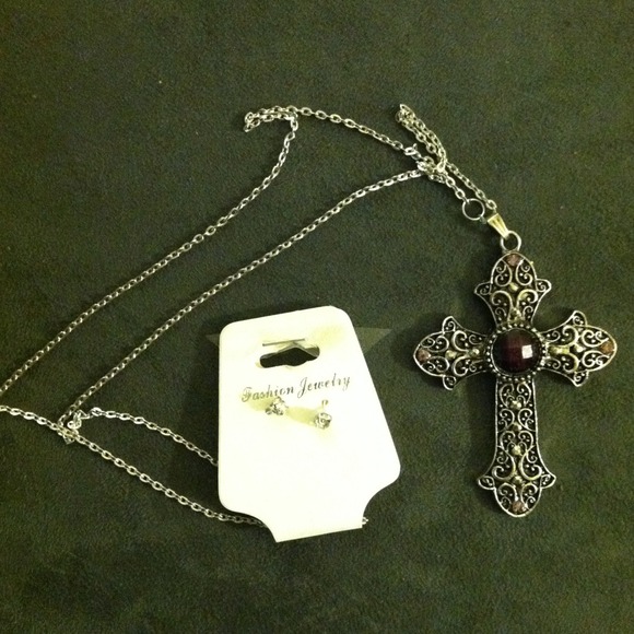 🚫SOLD🚫Goth cross necklace