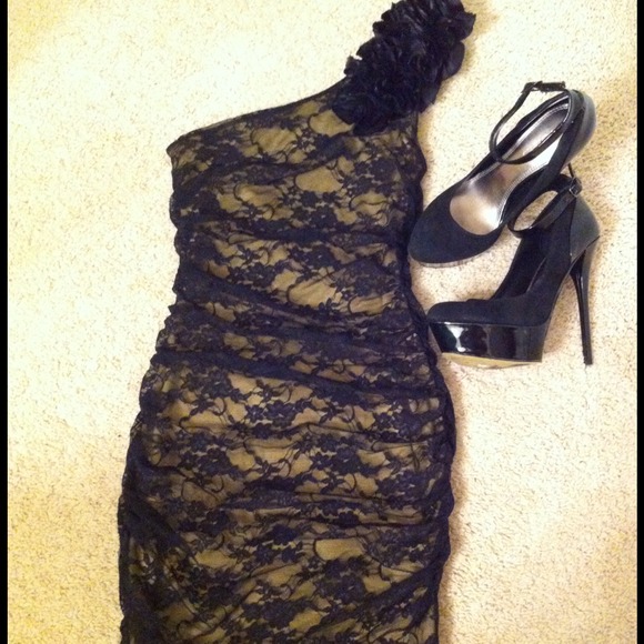 ❌Sold❌Lace fitted dress