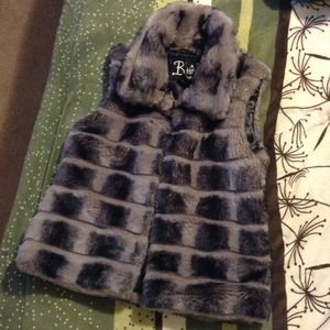 Furry gray&black vest