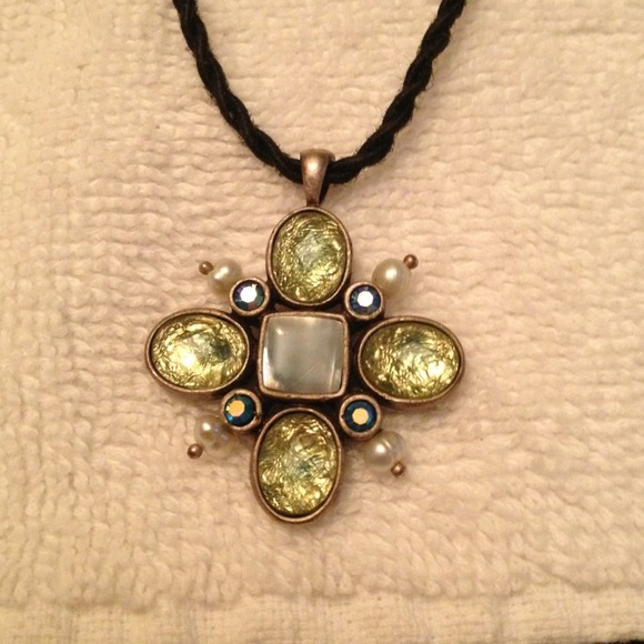 Stunning pendent necklace