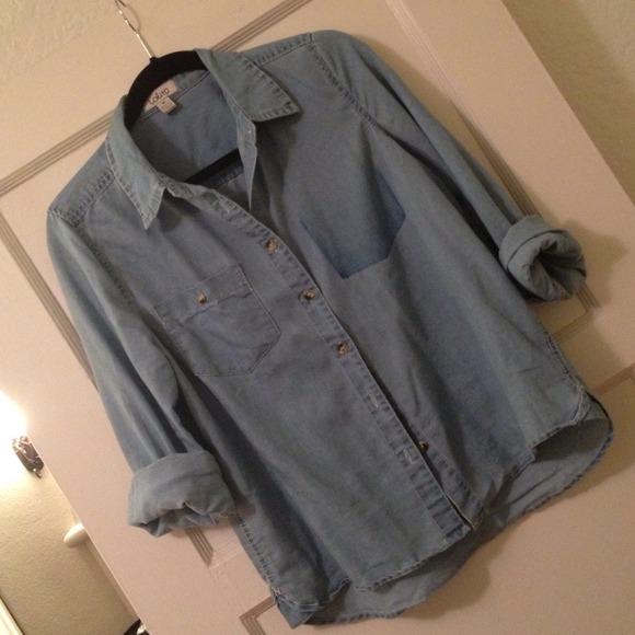 ⚡SOLD in Bundle⚡ Denim Button Up - Picture 2 of 3