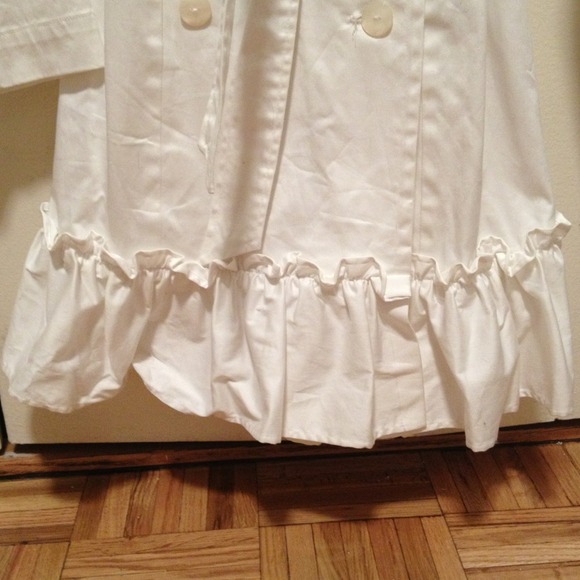 Enzo Angiolini coat with ruffled bottom - Picture 3 of 4