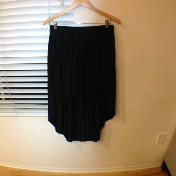 🚫SOLD🚫Hi-lo black fan skirt