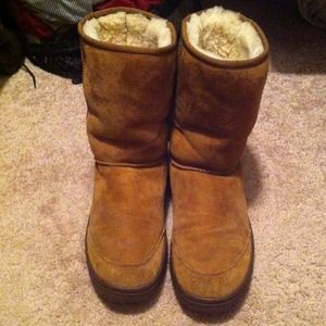 🚫RESERVED🚫Short Chestnut UGGs