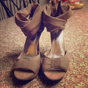NWOT. Nude heels with zipper back