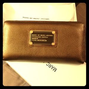 Marc Jacobs zipper clutch/wallet- brand new!