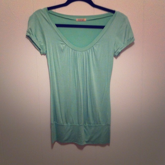 Light green gathered hem short sleeve shirt
