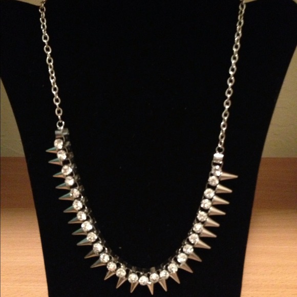 Silver spikes necklace
