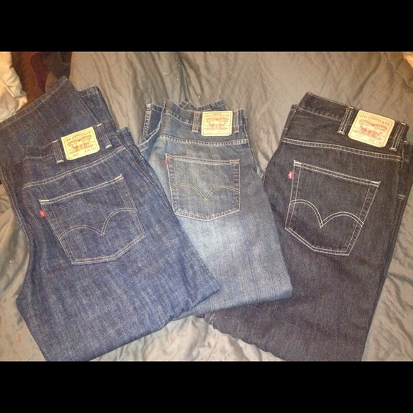 Men's Levi jeans >selling as a bundle<