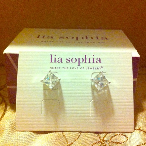 Pristine CZ pierced earrings!