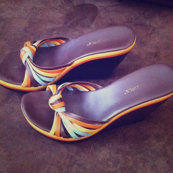 🎀🎀SOLD🎀🎀 wooden heel wedge sandal!
