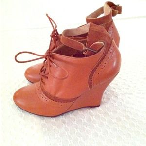 Cooperative Brown Oxford Wedges