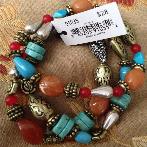 Necklace, bracelet and earring bundle - Picture 3 of 4