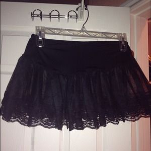 Black petticoat. Size small.