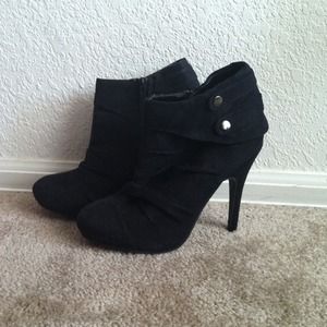 Black booties & Mary Kay ivory 1 foundation powder