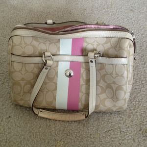 Authentic Coach purse 👜🎀 great for Spring/summer