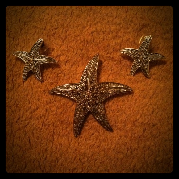 Starfish charm and matching earrings:)