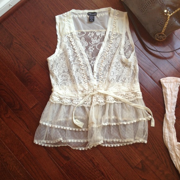 ⛔SOLD⛔Gorgeous Wet Seal cream lace vest with tie.