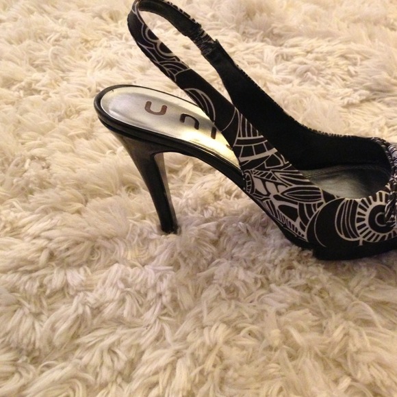 UNISA sling back pumps black/white flowers 7 1/2 . - Picture 3 of 4