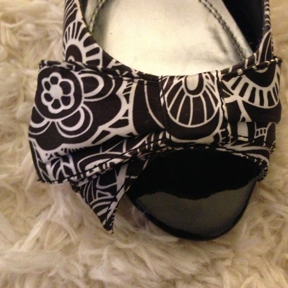 UNISA sling back pumps black/white flowers 7 1/2 . - Picture 4 of 4