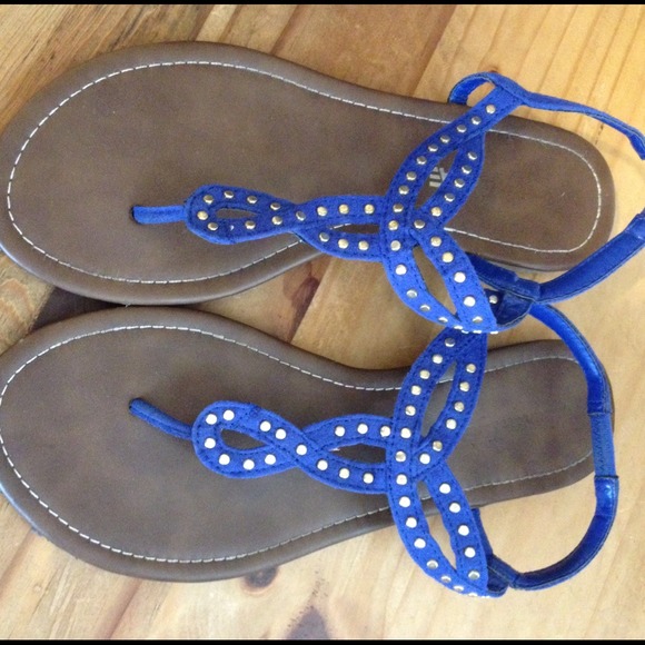 Blue AE sandals.