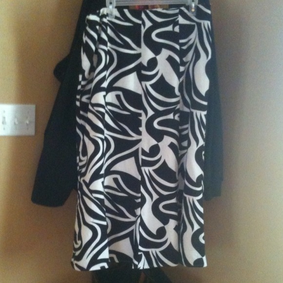Black and white skirt looks brand new