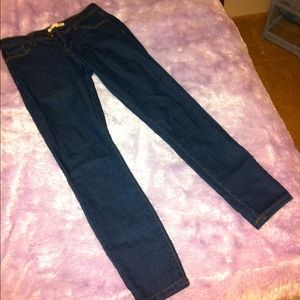 Juniors Forever 21 skinny leg denim jeans.