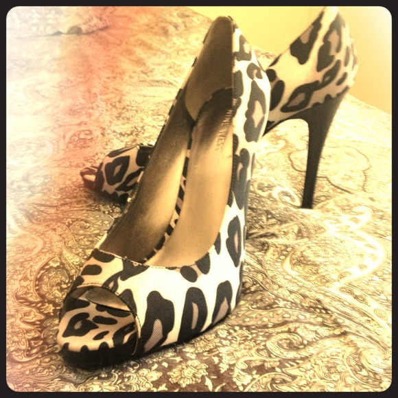 Hold!!!! Nine West peep toe heel