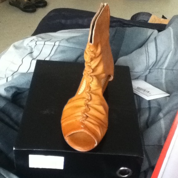 Cute tan sandal - Picture 1 of 3