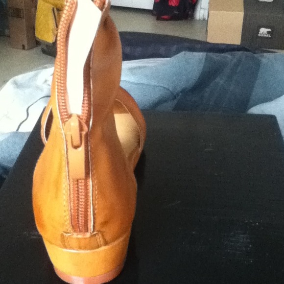 Cute tan sandal - Picture 3 of 3