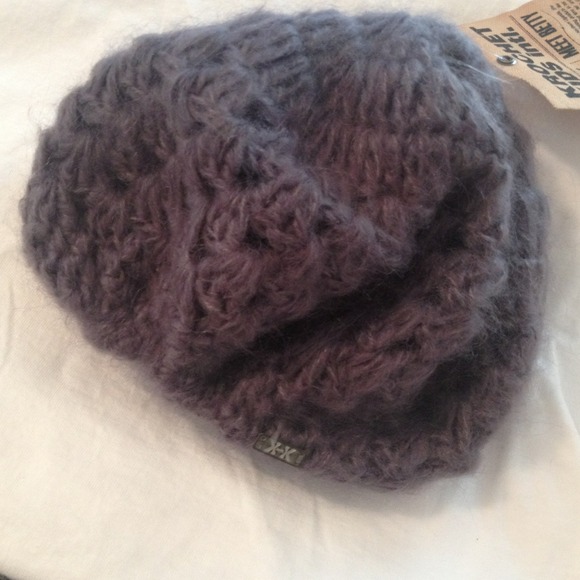 ⭐️ SOLD ⭐️ - Knitted Beret from Uganda - Picture 2 of 3