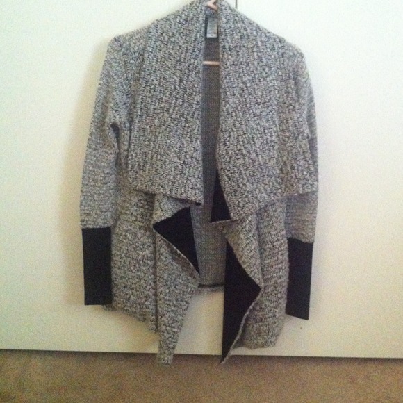BarIII black and white layered sweater w/ pockets