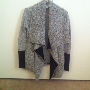 BarIII black and white layered sweater w/ pockets