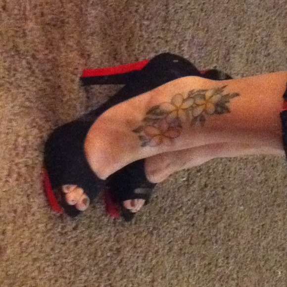 Red and black high heels!!! Hold!!!