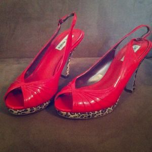 ❌hold❌4.5" heel 1" platform Steven Madden Red