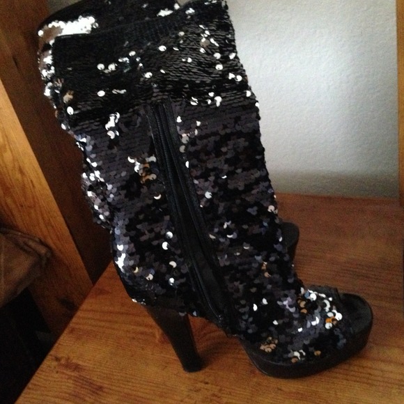 Black, stiletto, peep-toe boots with sequins💋