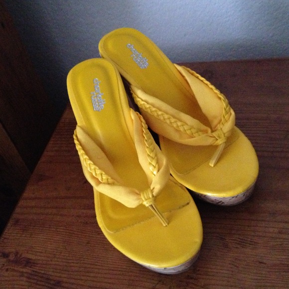❤TRADED❤ Mellow yellow wedges💋