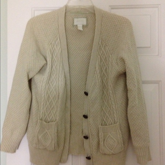 🔴 SOLD 🔴cream colored knitted cardigan