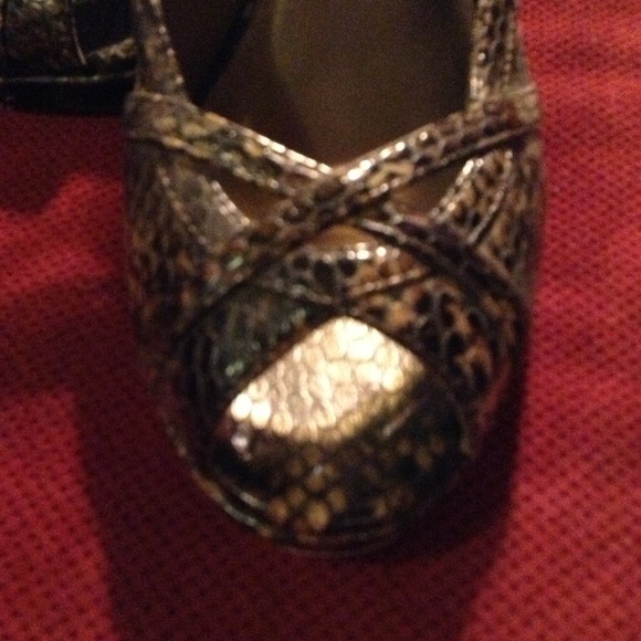 Daisy Fuentes Snakeskin pumps - Picture 2 of 3