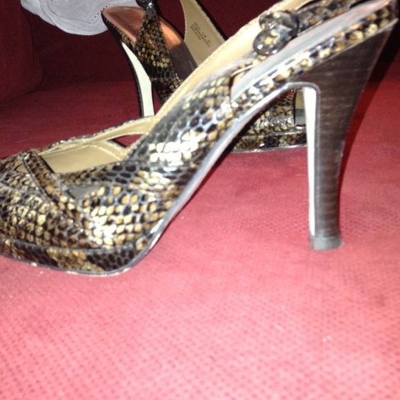 Daisy Fuentes Snakeskin pumps - Picture 3 of 3