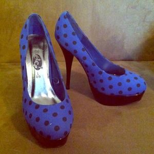 Blue pokadot pumps!