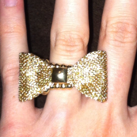 Very cute Gold bow stretch ring!
