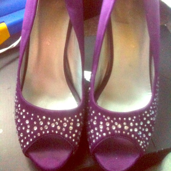Purple sparkly shoes (: