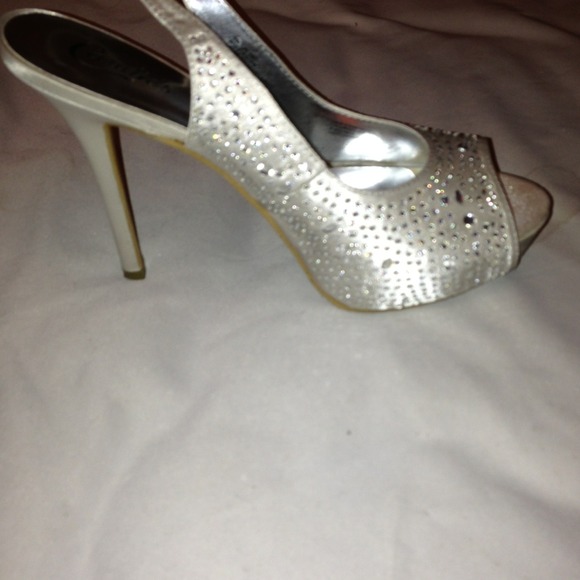 Gorgeous shoes never worn paid 80.
