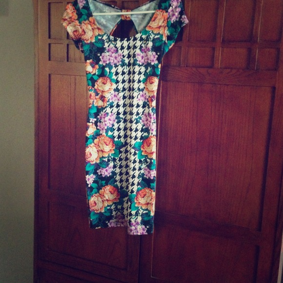 Keeping instead!! Super cute summer dress zip