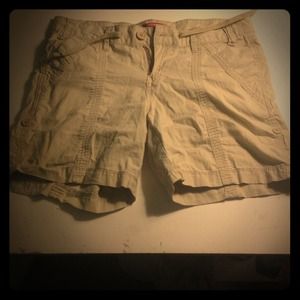Khaki cargo Bermuda shorts