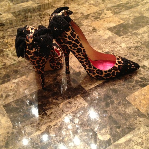 Pointed Toe Pumps - Picture 2 of 4