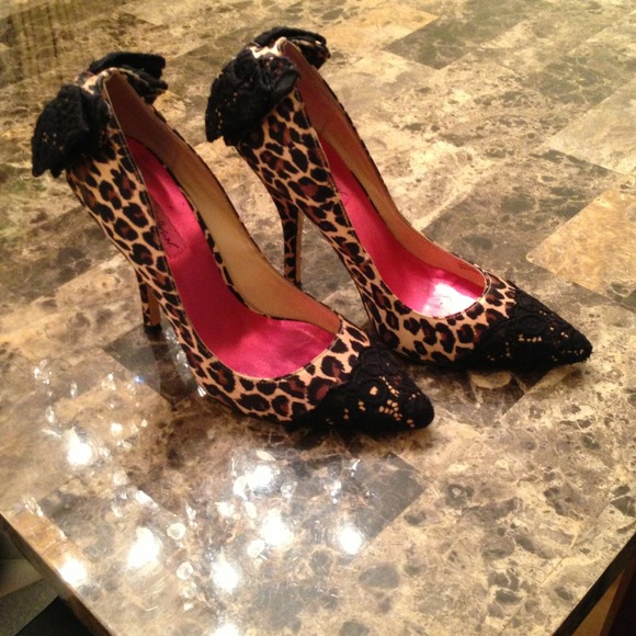 Pointed Toe Pumps - Picture 3 of 4